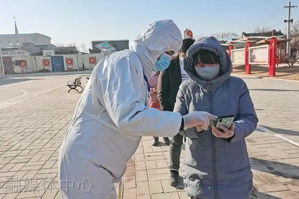 张文宏说在未来抗疫要有三个武器,你认可他的这一观点吗?
