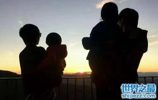 陆毅鲍蕾一家四口照片曝光,一家四口全是大长腿