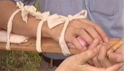 误碰女生哪里结果被打骨折?