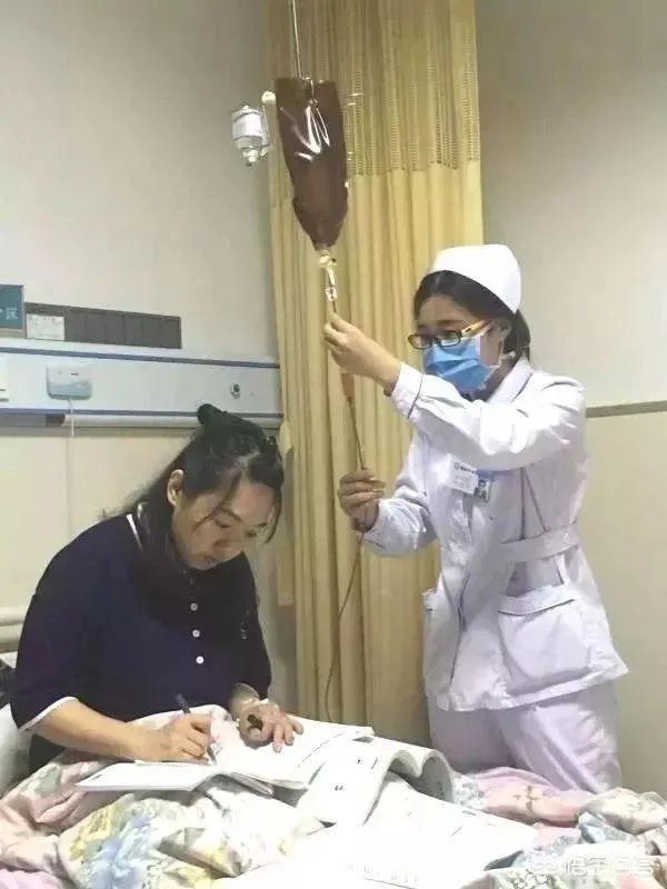 河南女教师肩扛输液杆上课走红,你怎么看?