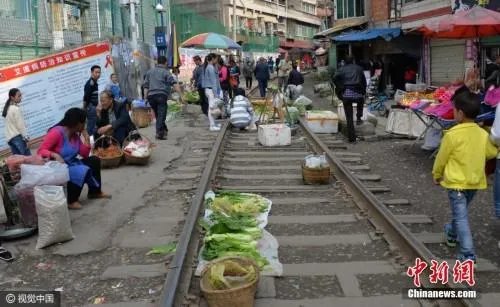你如何看待贵州遵义出现“铁路菜市”这种现象?