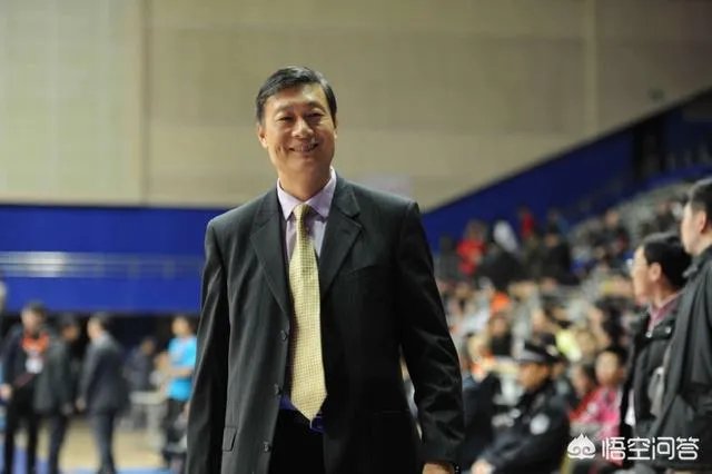 新疆队在一个月前辟谣李秋平离任,现在又官宣李秋平离任,这是为什么?