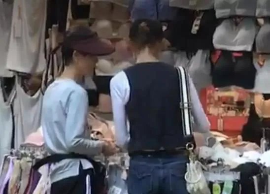 54岁张曼玉逛地摊:张曼玉现状与昔日魅力回顾