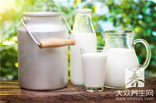 睡前喝牛奶时间是什么时候？