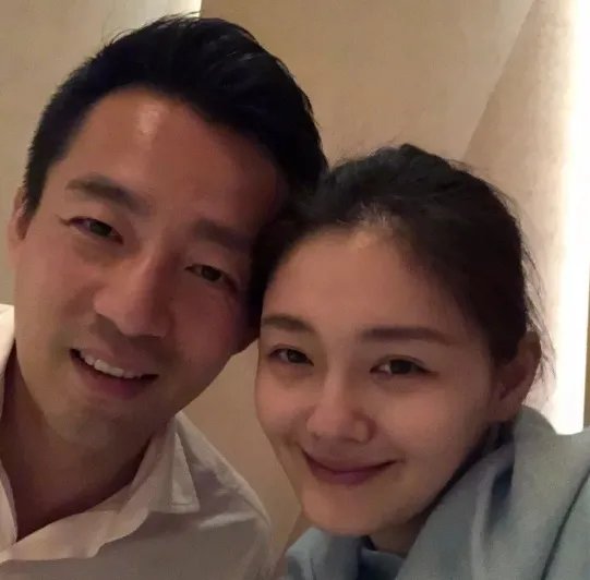 大S在飞机上不顾形象发脾气,汪小菲吓得拿掉耳机听训,他为什么怕老婆?