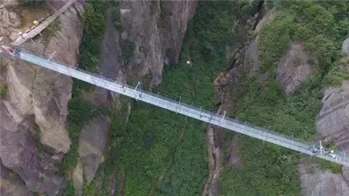 玻璃栈道碎裂特效太真  连男导游都吓哭、吓趴了！