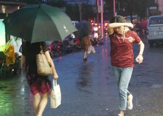台风红色预警还要上班吗 台风红色预警公司会放假吗
