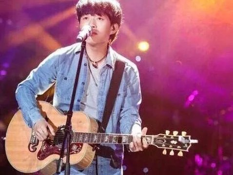 赵雷梁咏琪演唱会违规被罚,你赞同对于明星的这种处罚吗?