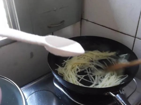做法，酸溜土豆丝怎么做好吃，酸溜土豆丝的家常做法
