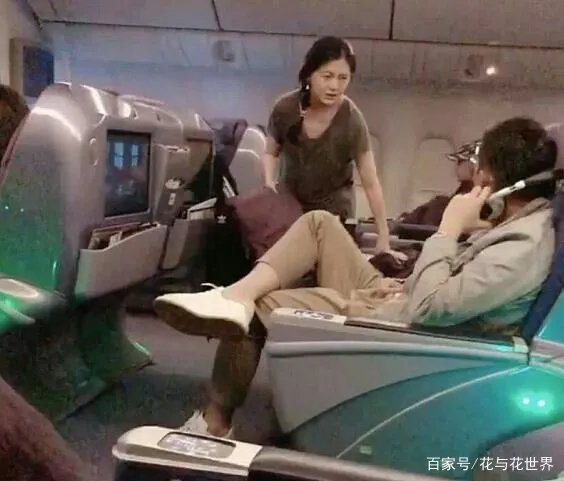 大S在飞机上不顾形象发脾气,汪小菲吓得拿掉耳机听训,他为什么怕老婆?
