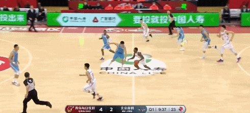 在青岛和北京的比赛中,亚当斯和刘传兴表现怎么样?