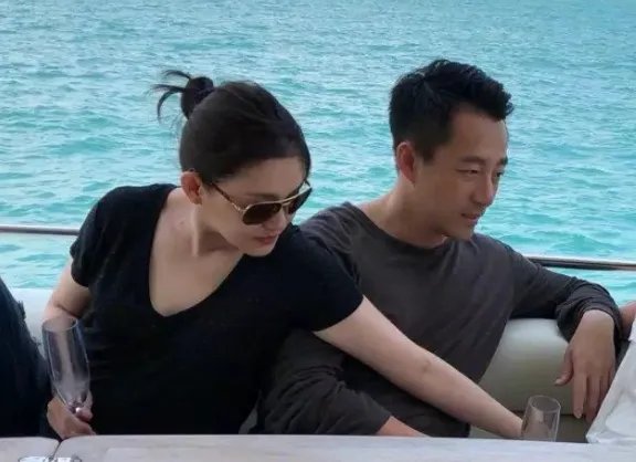 大S在飞机上不顾形象发脾气,汪小菲吓得拿掉耳机听训,他为什么怕老婆?