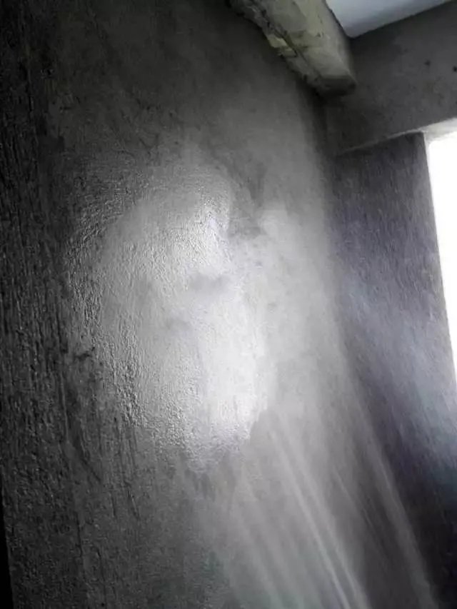 装修砌好墙后一定要浇水养护,不然小心墙体不稳!