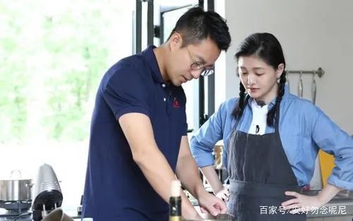 大S在飞机上不顾形象发脾气,汪小菲吓得拿掉耳机听训,他为什么怕老婆?