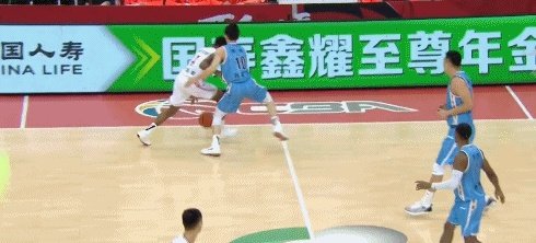 在青岛和北京的比赛中,亚当斯和刘传兴表现怎么样?