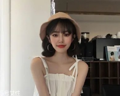 戴眼镜的女生适合什么发型 女生戴眼镜好看的发型