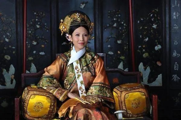 《甄嬛传》中皇上十分思念死去的纯元皇后,纯元是怎么死的?