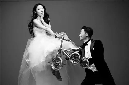 怎么拍搞笑结婚照 拍搞笑结婚照的方法