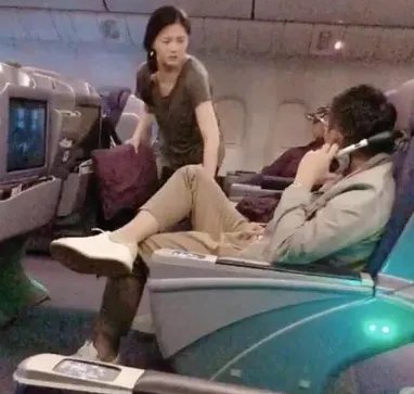 大S在飞机上不顾形象发脾气,汪小菲吓得拿掉耳机听训,他为什么怕老婆?