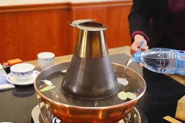 火了这么多年的老北京涮羊肉，它为什么要用铜锅涮？