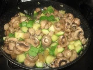 西葫芦虾皮炒蘑菇