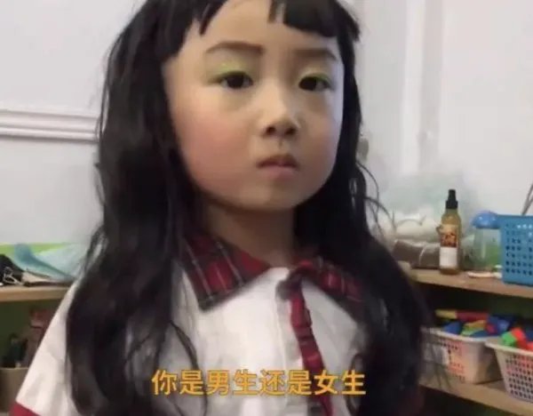 16岁学生“男扮女装”走红,因长相太甜美,后来怎样了?