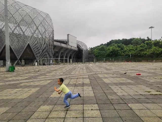 贵阳奥体中心可以容纳多少人?