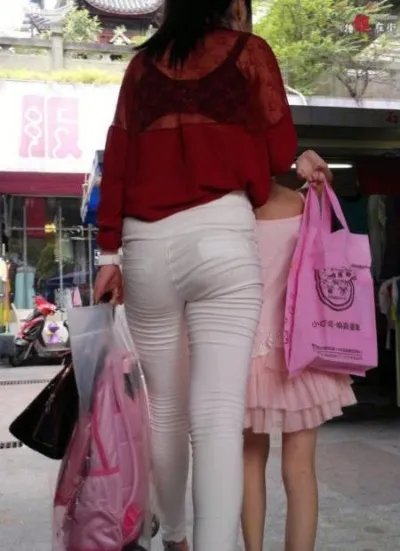 白色紧身衣尴尬图片:女人出门千万不要这样穿(图)