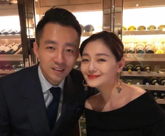 大S在飞机上不顾形象发脾气,汪小菲吓得拿掉耳机听训,他为什么怕老婆?