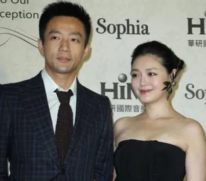 大S在飞机上不顾形象发脾气,汪小菲吓得拿掉耳机听训,他为什么怕老婆?
