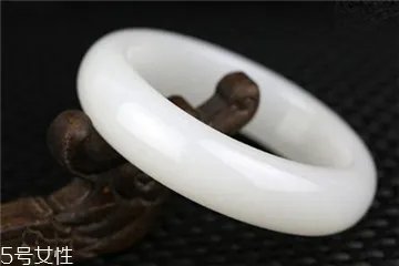白玉手镯适合什么人戴 经常玩玉的都知道