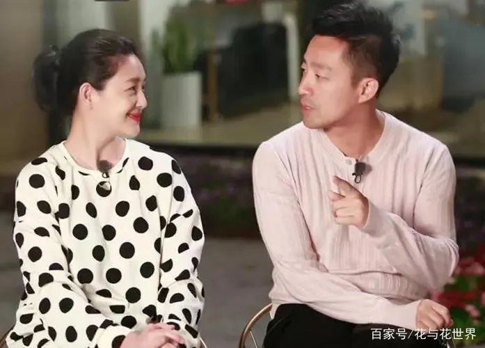 大S在飞机上不顾形象发脾气,汪小菲吓得拿掉耳机听训,他为什么怕老婆?