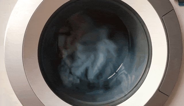 把洗衣机塞到洗手台下方,美观又实用,邻居看了也悄悄回家照着装!