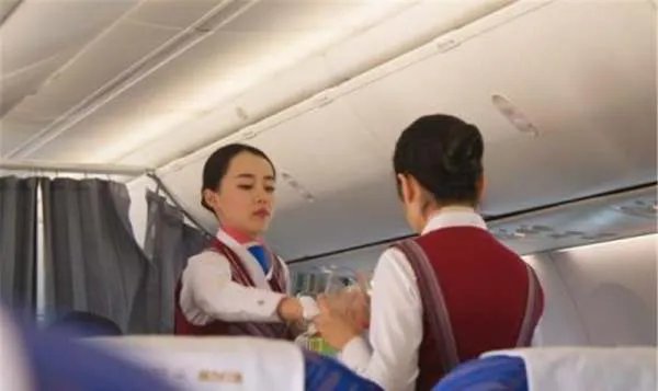 头等舱的价格比经济舱贵那么多，为什么还有很多人喜欢坐？