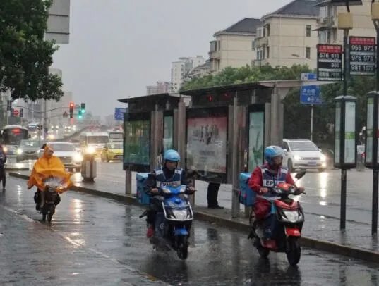 台风红色预警还要上班吗  台风红色预警公司会放假吗