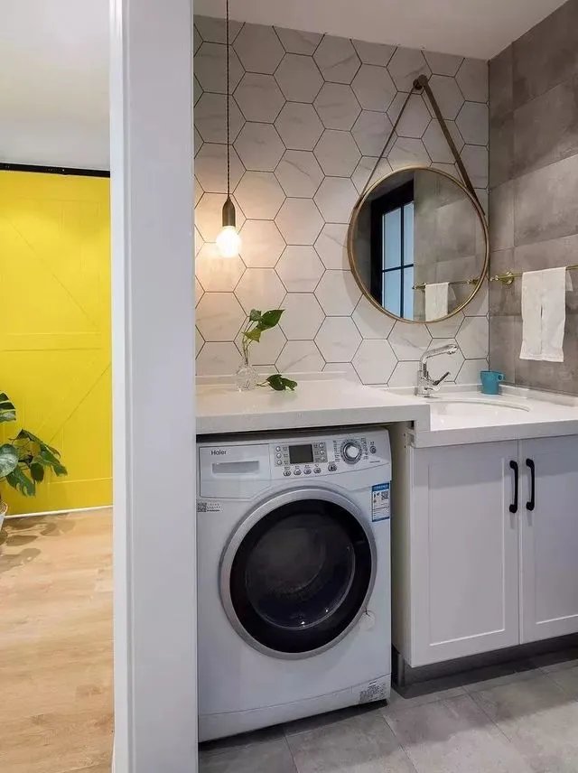 把洗衣机塞到洗手台下方,美观又实用,邻居看了也悄悄回家照着装!