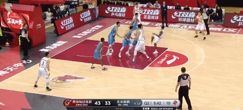 在青岛和北京的比赛中,亚当斯和刘传兴表现怎么样?
