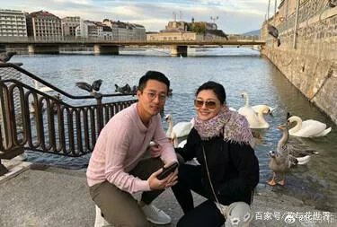 大S在飞机上不顾形象发脾气,汪小菲吓得拿掉耳机听训,他为什么怕老婆?