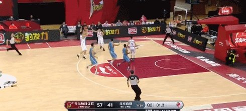 在青岛和北京的比赛中,亚当斯和刘传兴表现怎么样?