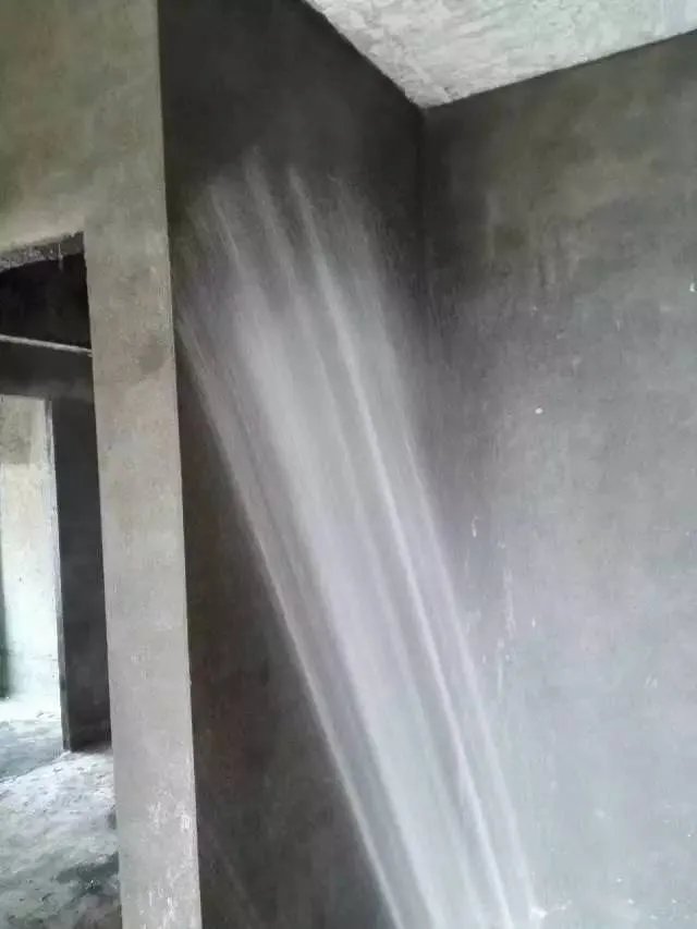 装修砌好墙后一定要浇水养护,不然小心墙体不稳!