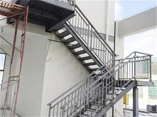 钢架楼梯怎么做踏步