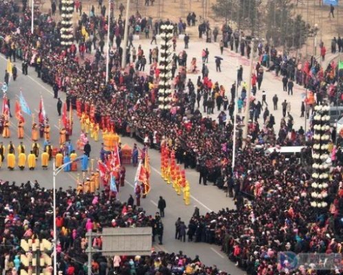 万人空巷什么意思