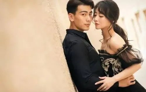 45岁陈紫函穿白色长裙牵手老公戴向宇，你感觉他们两个般配吗？