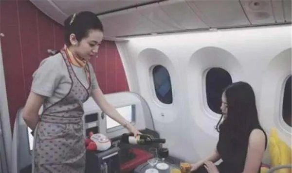 头等舱的价格比经济舱贵那么多，为什么还有很多人喜欢坐？