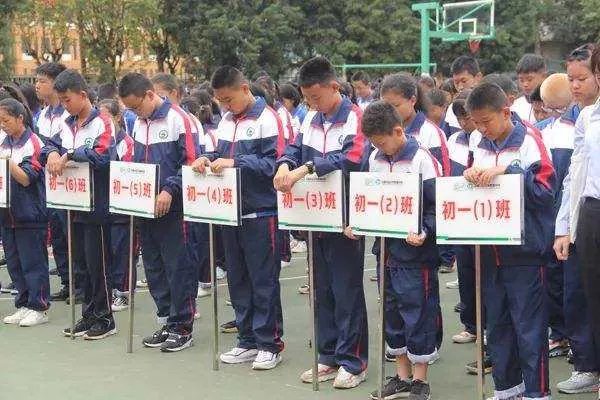 重庆人文科技学院学费多少?