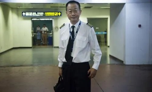 南航机长贺中平机长被称为中国最美机长，你对优秀机长是如何理解的？