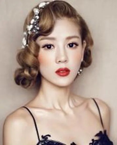 韩式婚纱照新娘发型装扮 如何打造迷人的新娘发型
