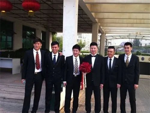 伴郎发言稿 婚礼当天伴郎说什么话好