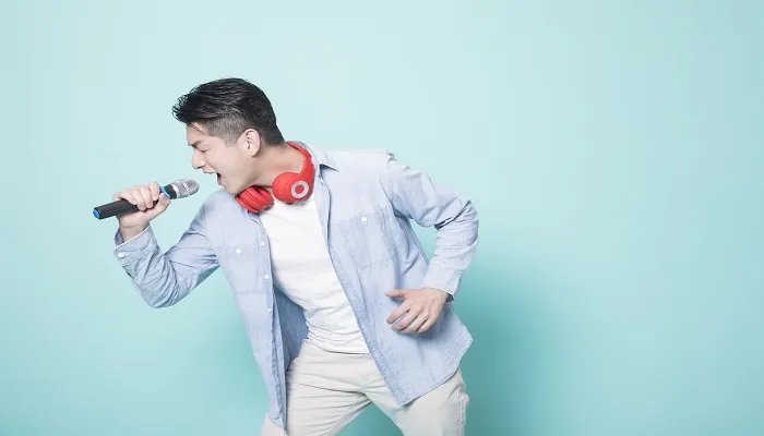 谁的苦酒敬月光是什么歌 谁的苦酒敬月光是什么歌原唱