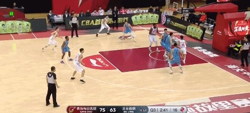 在青岛和北京的比赛中,亚当斯和刘传兴表现怎么样?